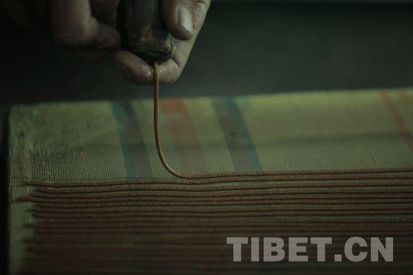 以往的經(jīng)驗(yàn)讓頓珠出的藏香筆直有型