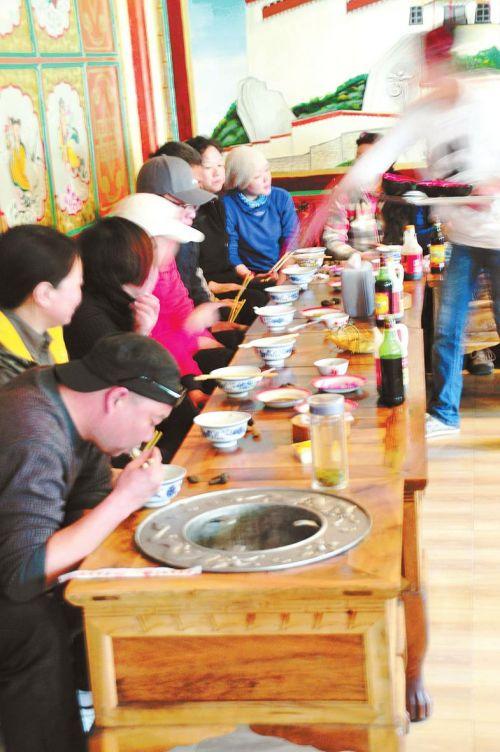 我們進入面館的時候，里面熱鬧非凡。