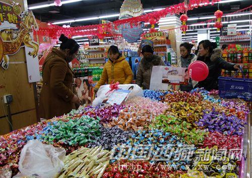 圖為2月16日，市民在樂(lè)天超市購(gòu)買糖果。 李瑞偉 攝