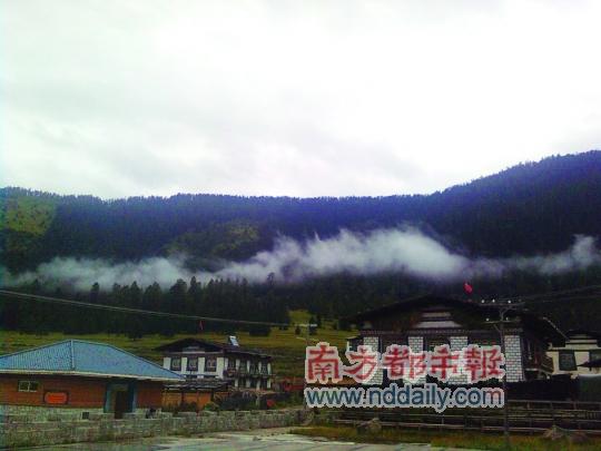 清晨，扎西崗村白云飄蕩