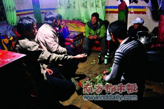 在次仁家的火爐邊烤火，喝拉薩啤酒和紅星二鍋頭，愜意非常。