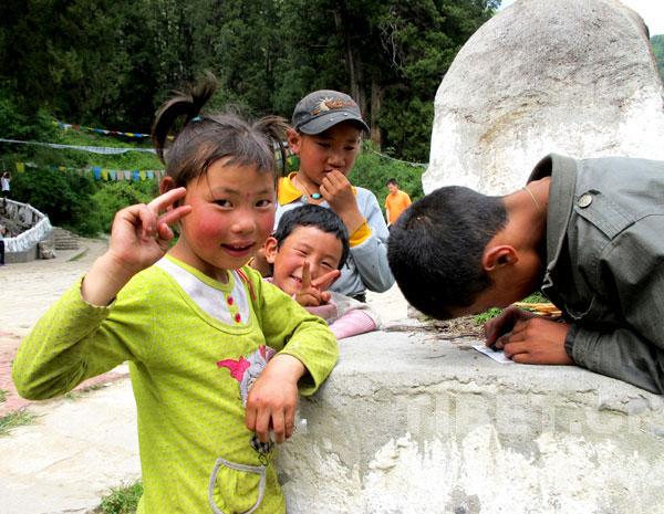 一個孩子正在認真地寫地址