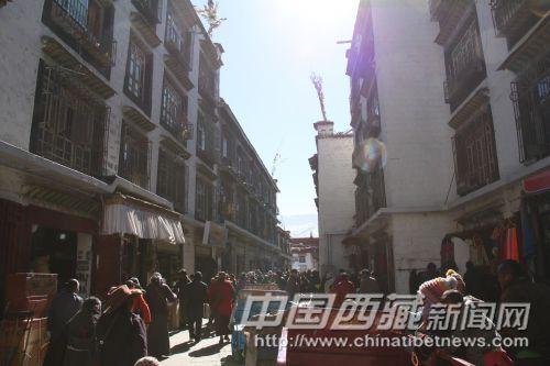 人來(lái)人往的其米夏巷。