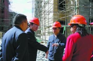 管委會(huì)工作人員在工地現(xiàn)場(chǎng)辦公。