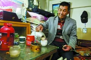  在八一農(nóng)場(chǎng)的傳達(dá)室，達(dá)娃品著甜茶，享受午后靜謐的時(shí)光。