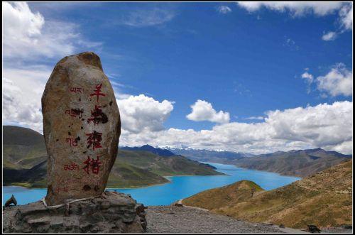 從羊卓雍措就可以看到寧金抗沙峰。（圖片來源于網(wǎng)絡(luò)）
