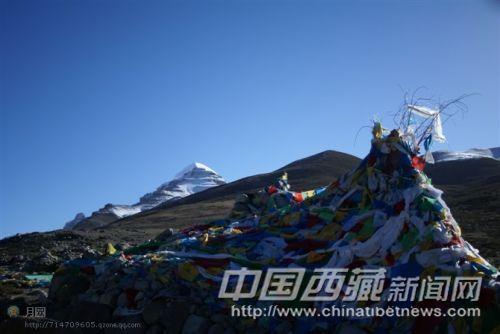 潔白的岡仁波齊與彩色的經(jīng)幡相互輝映。 彭月圓 攝