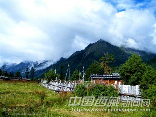 新措湖畔旁迷人景致。