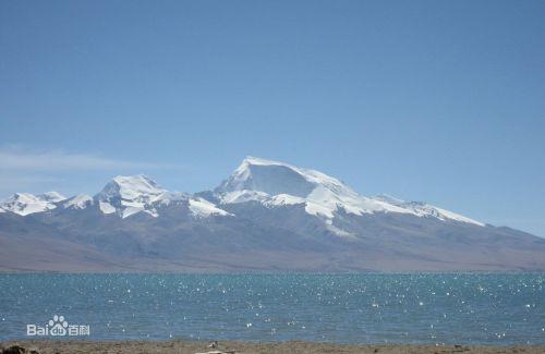 雪山與湖泊自成一體。