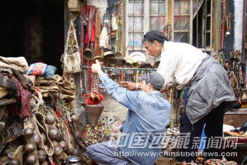 八廓街上有各種紀(jì)念品和民族生活用品。彭月圓 攝