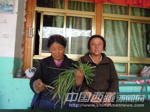 普布（右）和姐姐德吉。
