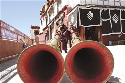  1、直孔噶舉派宗教音樂傳承人倫白（左）與僧人貢覺旺杰切磋長號(hào)吹奏技藝。 西藏日報(bào)記者 楊正林 攝