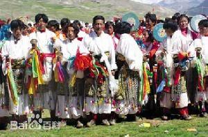 西藏各地?zé)岚臀璞硌荨?></p>   <p>西藏各地?zé)岚臀璞硌荨?/p>   <p>傳統(tǒng)節(jié)目</p>   <p>丁嘎熱巴的傳統(tǒng)節(jié)目很多，共有三十多個，每個節(jié)目的跳法和姿態(tài)各不相同，其內(nèi)容有講述藏族歷史、傳說故事的，也有為了寺院祭祀活動的需要而宣揚宗教思想的，代表性劇目包括：《歐冬》（擊鼓）、《曲杰羅桑》（羅桑王子）、《斯白巴瑪感果》（原始的老父母）、《甲沙公覺郎巴》（迎請文成公主）、《古如多吉熱》（金剛舞場）等。丁嘎熱巴舞既有當(dāng)?shù)啬撩裎璧傅膭勇?，又借鑒了昌都一帶熱巴鈴鼓舞的舞姿，以順手順腳的牧民舞蹈動作為基本步法，上身表演吸收了昌都熱巴女子手鼓激情豪放的動作，由此形成融匯藏東藏北舞蹈精華的獨特風(fēng)格。丁嘎熱巴中還有許多風(fēng)趣的表演動作、模擬動物的動作及一些富有情節(jié)的小戲。</p>   <p>藝術(shù)特點</p>   <p>熱巴舞是一種由鼓鈸（單鈸）、鑼伴奏的集體大型歌舞，技巧性較強，初時舞姿輕捷，高潮時感情奔放，動作粗獷有力。跳熱巴舞的原意是為了求佛保佑村寨平安、六畜興旺和禳災(zāi)、祈豐收。唱、舞、器樂、服裝等方面的藝人需經(jīng)事前長時間的培養(yǎng)、訓(xùn)練，方能參加。熱巴舞共分12段，每跳一段前先念一段詞，大意是頌揚天地日月、山川河流、菩薩等。所演節(jié)目最少不能少于九個節(jié)目：《頌天地，拜四方》、《太陽、月亮、星星》、《鼓聲傳揚，四方平安》、《神佛與我們同歌舞》、《吉友、迷拉師徒斗法》、《烏鴉吹大話》、《吉友，迷拉下神山》、《英雄尼布里戰(zhàn)勝惡魔獨尼阿巴》、《送神佛、貴賓》。熱巴中的舞蹈，為了吸引觀眾，講究舞姿的優(yōu)美，編排難度高的動作，象古代的百戲帶有雜技、武術(shù)等藝技。舞時，男女人數(shù)相等，由領(lǐng)舞人扮主要角色。在鈴鼓聲中，通過跳、轉(zhuǎn)、翻動作，圓好場地，招來觀眾，然后男女演員上場。</p>   <p class=