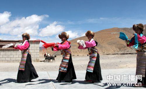 表演甲諧的女演員身著藏族女性的傳統(tǒng)服裝，手持哈達(dá)，邊歌邊舞。記者李洪濤 攝