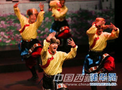 10月25日晚，在德國(guó)慕尼黑，中國(guó)西藏自治區(qū)山南地區(qū)藝術(shù)團(tuán)演員表演藏民族舞蹈。