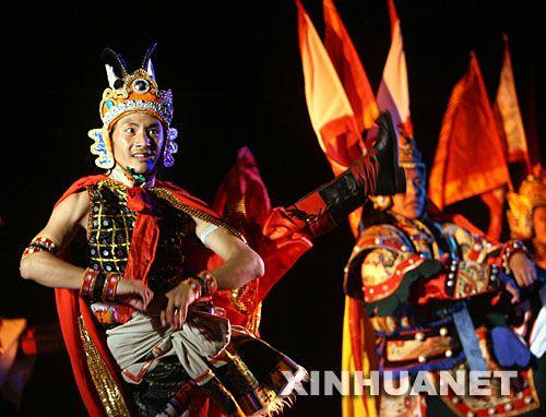 2007年7月26日，在英國首都倫敦，中國西藏色達(dá)格薩爾王藏劇團(tuán)的演員表演藏劇《格薩爾王》。該劇把藏族民歌、舞蹈、圣歌、游戲等傳統(tǒng)藝術(shù)形式與時(shí)尚元素融為一體，向觀眾展示了藏族史詩《格薩爾王傳》的不朽傳奇和藏戲的獨(dú)特魅力。 新華社記者 謝秀棟 攝