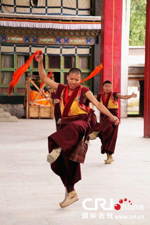 扎什倫布寺羌姆表演。