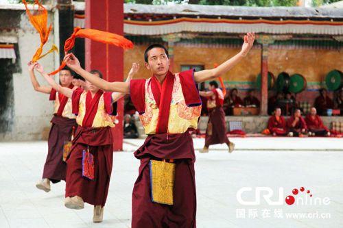 扎什倫布寺羌姆表演。