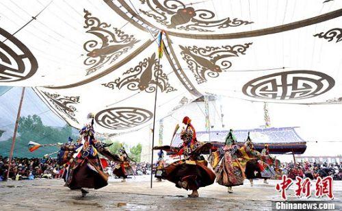 西藏山南地區(qū)桑耶寺僧人表演神舞。（李林/攝）