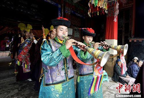 西藏山南地區(qū)桑耶寺僧人在神舞表演前吹響嗩吶。（李林/攝）