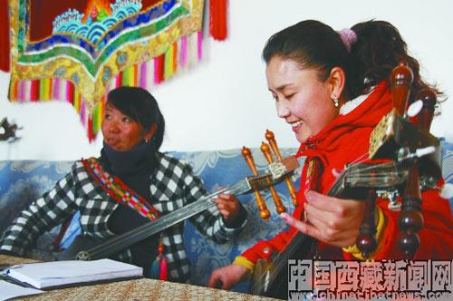 龍日的學(xué)生在認(rèn)真學(xué)習(xí)扎年琴。龍日希望，學(xué)生們能將扎年琴聲帶到更遙遠(yuǎn)的地方。 記者 沈未蘭 攝