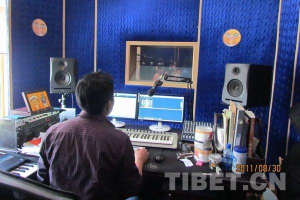 在自己的音樂工作室，金巴實現(xiàn)了自己的夢想