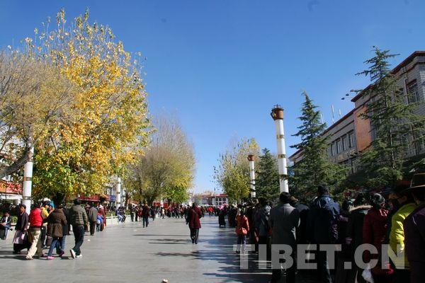 信教群眾為進(jìn)大昭寺繞著八廓街排起了長隊