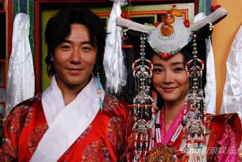  藏式婚禮中的新郎新娘。