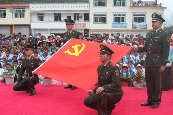 圖為該支隊官兵參加駐地政府舉辦的“七一”慶?；顒?jpg