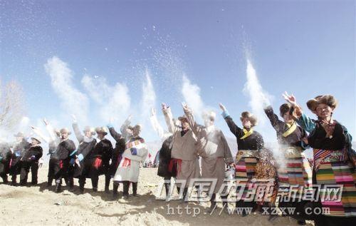 達(dá)孜縣德慶鎮(zhèn)桑珠林村開(kāi)耕儀式現(xiàn)場(chǎng)。記者 旦增攝