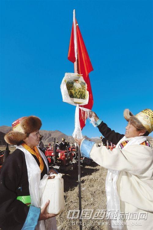 開(kāi)耕儀式上，桑珠林村村民向領(lǐng)袖像敬獻(xiàn)潔白的哈達(dá)，祝福祖國(guó)繁榮昌盛。記者 旦增 攝