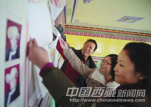合力謀發(fā)展 在黨的群眾路線教育實踐活動中，山南地區(qū)扎囊縣桑耶鎮(zhèn)桑耶社區(qū)黨員干部在積極為群眾做好事、辦實事、解難事的同時，還充分征求當?shù)貜V大群眾的意見，建立起一套為社區(qū)群眾服務(wù)的有效體系，真正做到發(fā)展為了人民，發(fā)展成果與人民共享。 圖為近日桑耶鎮(zhèn)桑耶社區(qū)的黨員干部在查閱群眾意見書。 本報記者 高加庫 攝