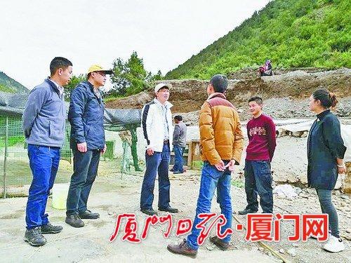 援藏干部肖衛(wèi)東（左一）、周奕麟（左二）和陳曉東（左三）在周焱山鴨棚調(diào)研。