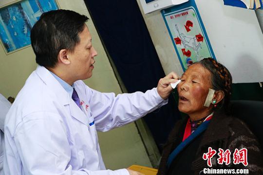醫(yī)療志愿者在日喀則市為患者進(jìn)行術(shù)前檢查?！≤窡?攝