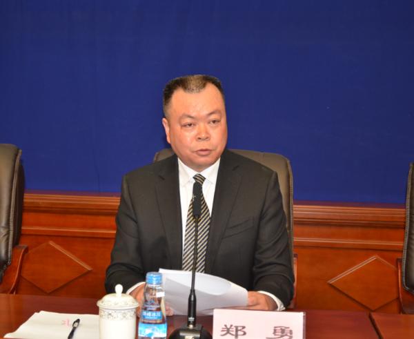 新聞發(fā)言人：自治區(qū)紀(jì)委新聞發(fā)言人、宣傳部部長(zhǎng) 鄭勇.jpg