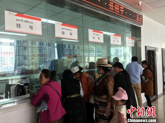 拉薩市人民醫(yī)院就診大廳?！《叛?攝