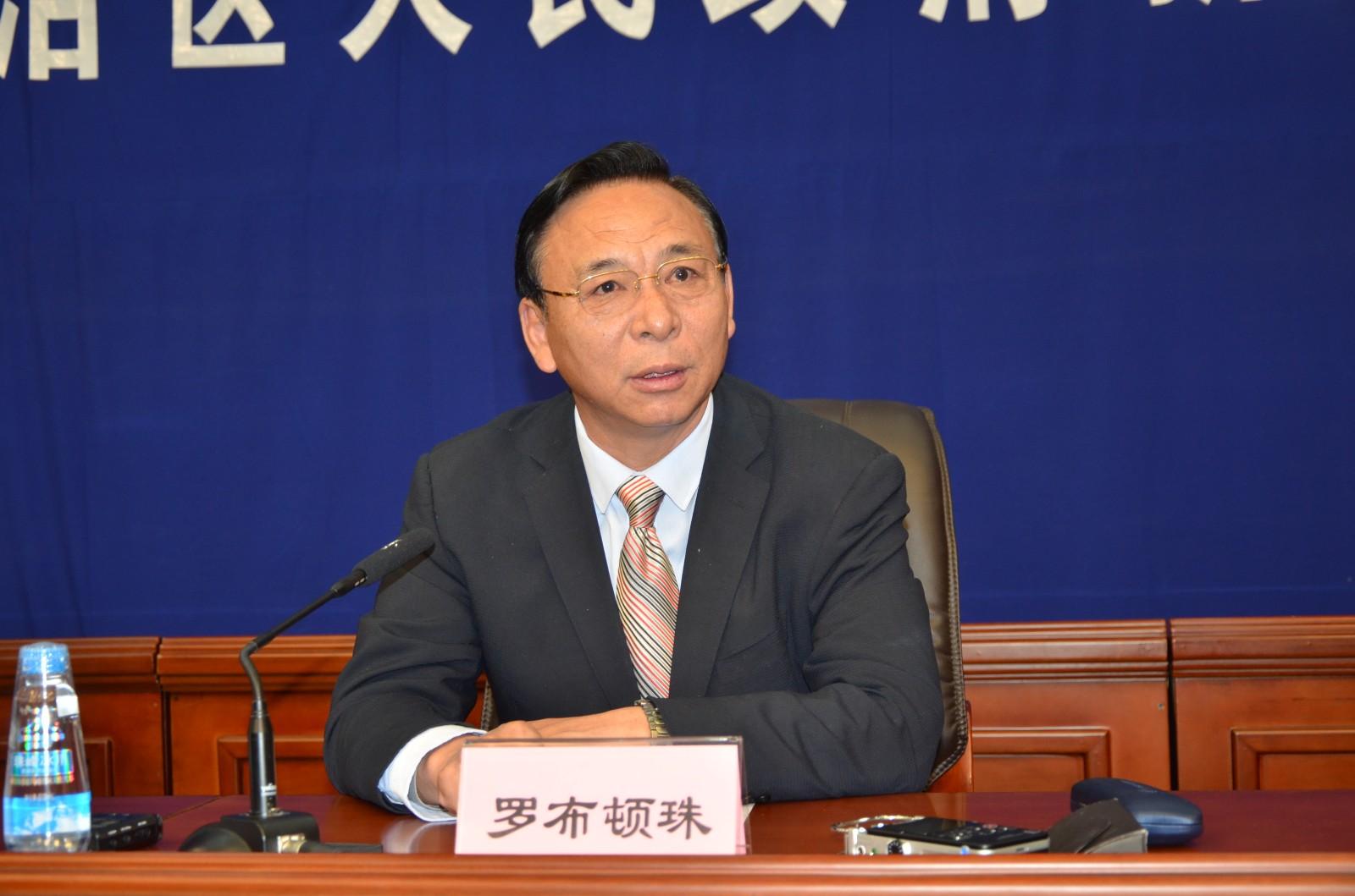 圖為發(fā)言人：區(qū)黨委常委，自治區(qū)常務(wù)副主席，自治區(qū)脫貧攻堅(jiān)指揮部總指揮長(zhǎng) 羅布頓珠.JPG