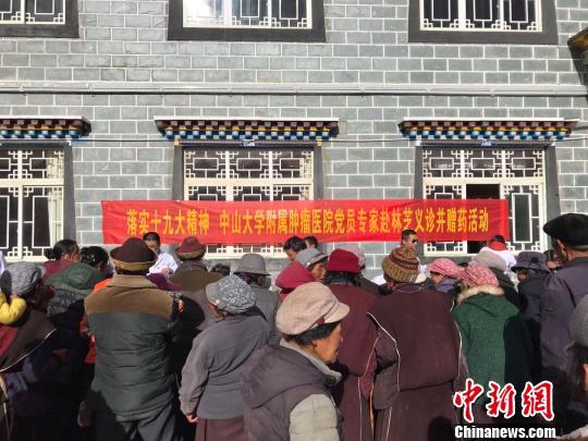 廣東省第三批組團式醫(yī)療援藏隊員、林芝市人民醫(yī)院內(nèi)科副主任黎建軍介紹，林芝市現(xiàn)在有條件開展早期的腫瘤篩查診治?！垖?攝
