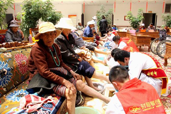 圖1---志愿者為老人洗腳。.jpg