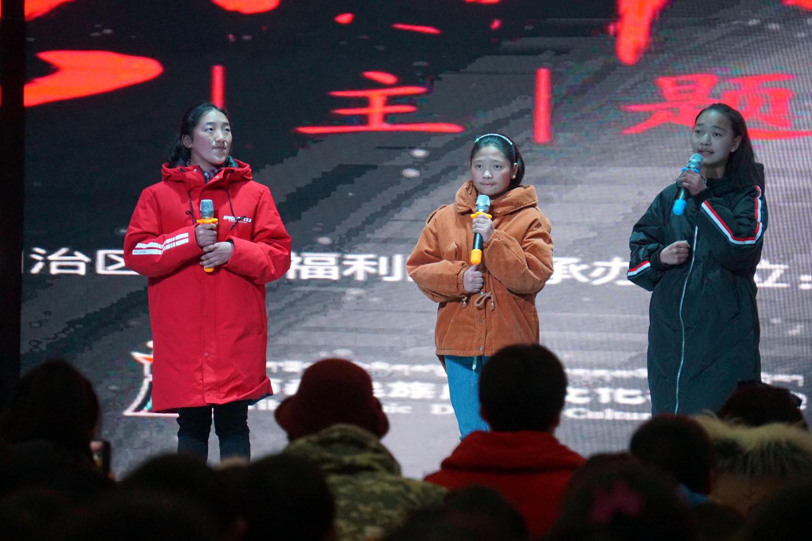 圖為自治區(qū)福利院的孩子在現(xiàn)場演講。.JPG