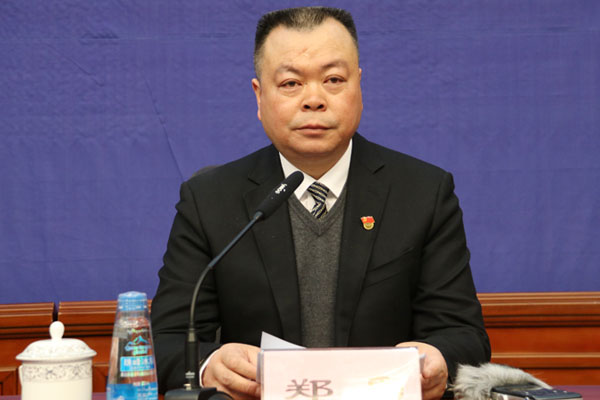 新聞發(fā)言人：自治區(qū)紀(jì)委監(jiān)委新聞發(fā)言人、宣傳部部長 鄭勇.jpg