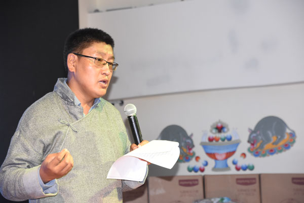 03-村長(zhǎng)助理扎西頓珠介紹兒童村的基本情況。.jpg