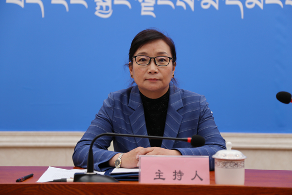 主持人：區(qū)黨委宣傳部副部長、區(qū)政府新聞辦主任 德吉卓嘎.jpg