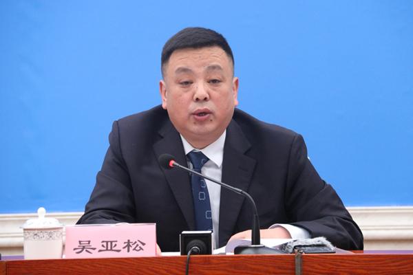 新聞發(fā)言人：拉薩市應對新型冠狀肺炎疫情工作領導小組副組長、拉薩市委常委、宣傳部部長 吳亞松.jpg