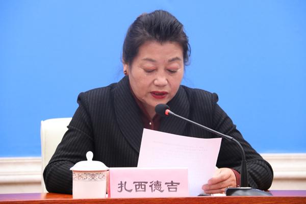 新聞發(fā)言人：拉薩市應對新型冠狀肺炎疫情工作領導小組成員、專家救治防控組組長、市衛(wèi)健委黨組副書記、主任 扎西德吉.jpg