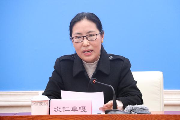 新聞發(fā)言人：拉薩市應對新型冠狀肺炎疫情工作領導小組成員、拉薩市市場監(jiān)督管理局局長 次仁卓嘎.jpg