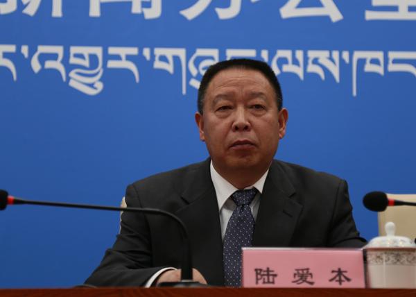 發(fā)言人：區(qū)公路局黨委副書記、局長 陸愛本.jpg