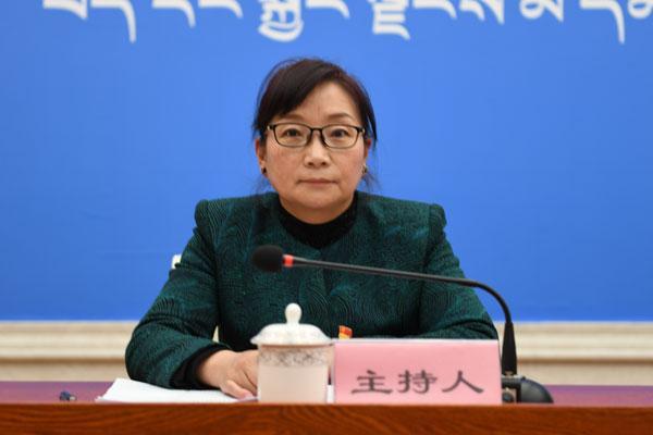主持人：西藏自治區(qū)黨委宣傳部副部長、區(qū)政府新聞班主任-德吉卓嘎.jpg