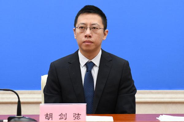 新聞發(fā)言人：慶祝昌都解放70周年籌備領(lǐng)導(dǎo)小組成員、昌都市委副秘書長 胡劍弦.jpg