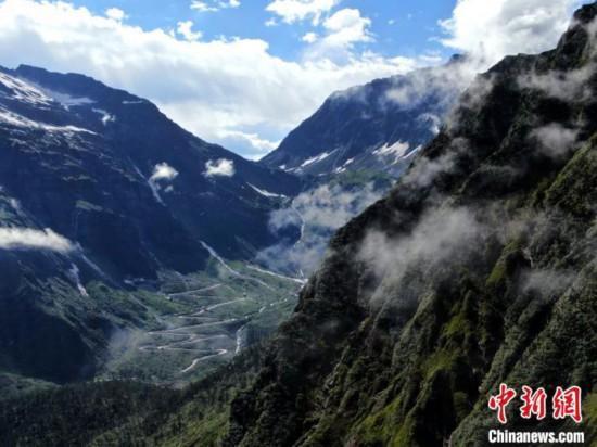 圖為派墨公路多雄拉隧道出口(墨脫側(cè))連續(xù)回頭彎路段。(資料圖) 董志雄 攝